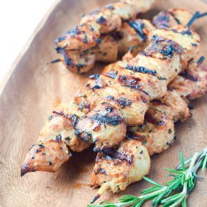 Rosemary Dijon Turkey Kabobs - a fresh tangy marinade is the perfect compliment to these grilled turkey tenderloin kabobs. | tastythin.com