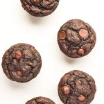 Skinny Double Chocolate Applesauce Muffins - tastes like a cheat, but it's not! Indulgent and full of healthy swaps. | tastythin.com