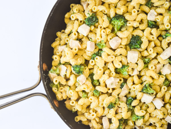 Skinny Chicken Broccoli Macaroni & Cheese - a lightened up version of the family favorite that doesn't sacrifice flavor or richness! | tastythin.com
