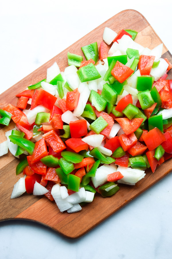 Barbecue Chicken Quinoa Bake - a family friendly casserole that is fast, healthy, and packs tons of hearty flavor! 6 ingredients, 1 dish! | tastythin.com