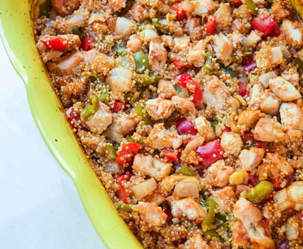 Barbecue Chicken Quinoa Bake - only 6 ingredients in this family friendly casserole! Fast, healthy, and packs tons of hearty flavor! | tastythin.com