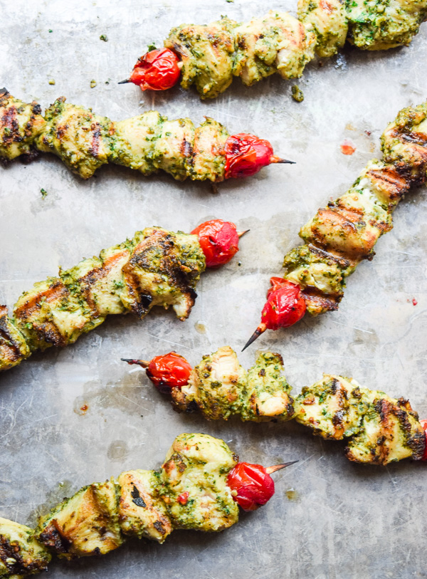 Pesto Chicken Kabobs - Pesto marinated chicken is grilled to perfection. Fresh, nutritious, and so flavorful! | tastythin.com