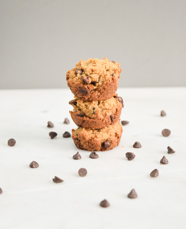 Vegan Mini Chocolate Chip Cookie Bites - flourless, gluten free, and vegan, these cute mini cookie cups are healthy AND yummy! | tastythin.com