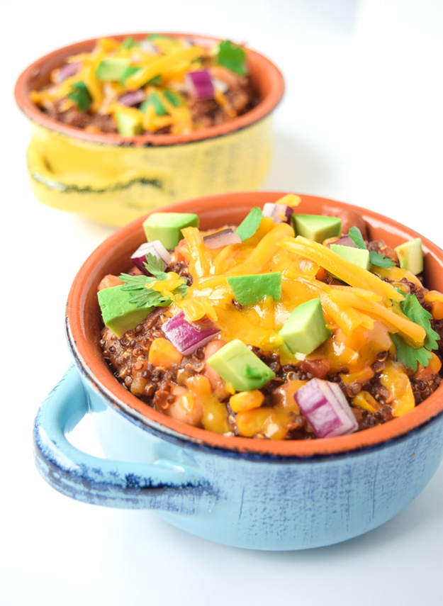 Slow Cooker Quinoa & Bean Chili - a fast and versatile vegetarian chili that is low in fat and high in protein! | tastythin.com