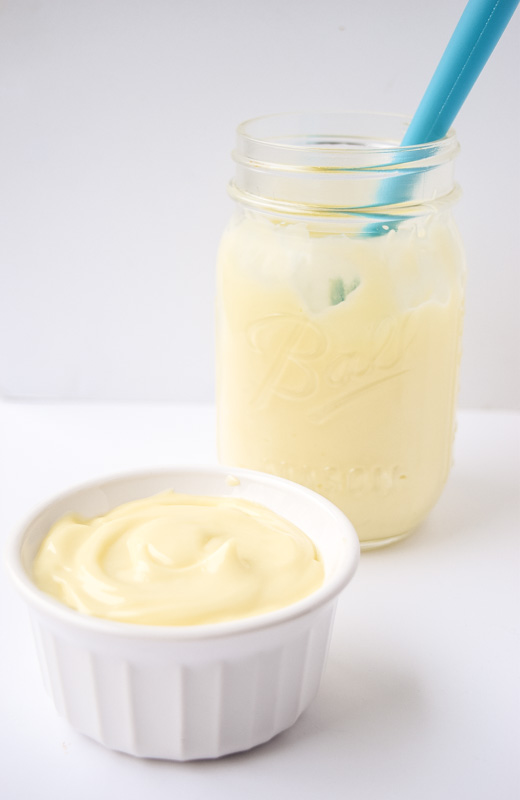 Homemade Whole30 Mayonnaise - creamy and delicious compliant mayo that is a cinch to make with only a few ingredients! | tastythin.com