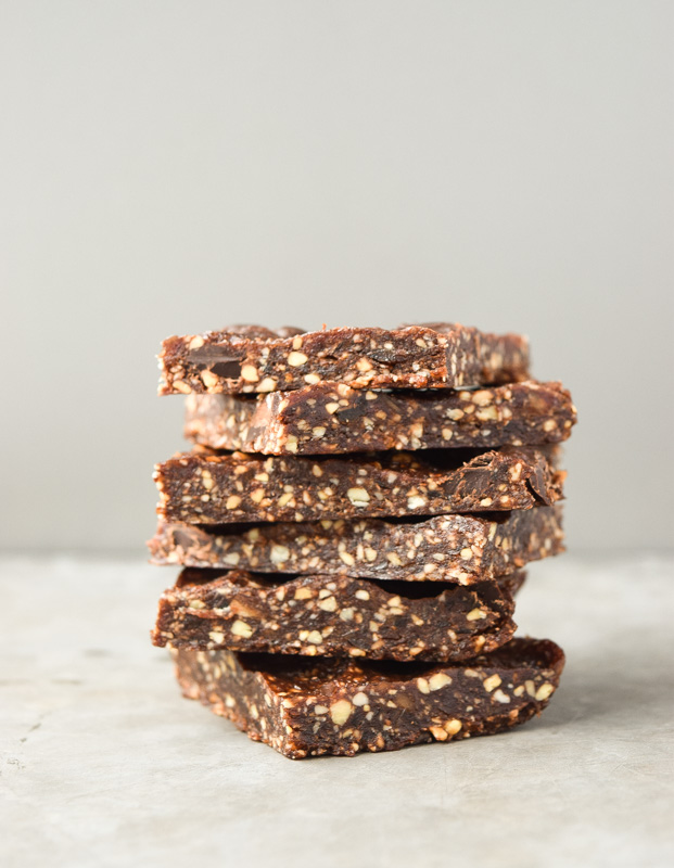 Mint Chocolate Chip Energy Bars (Paleo) - these homemade Larabars are gluten free and made with only clean ingredients. | tastythin.com