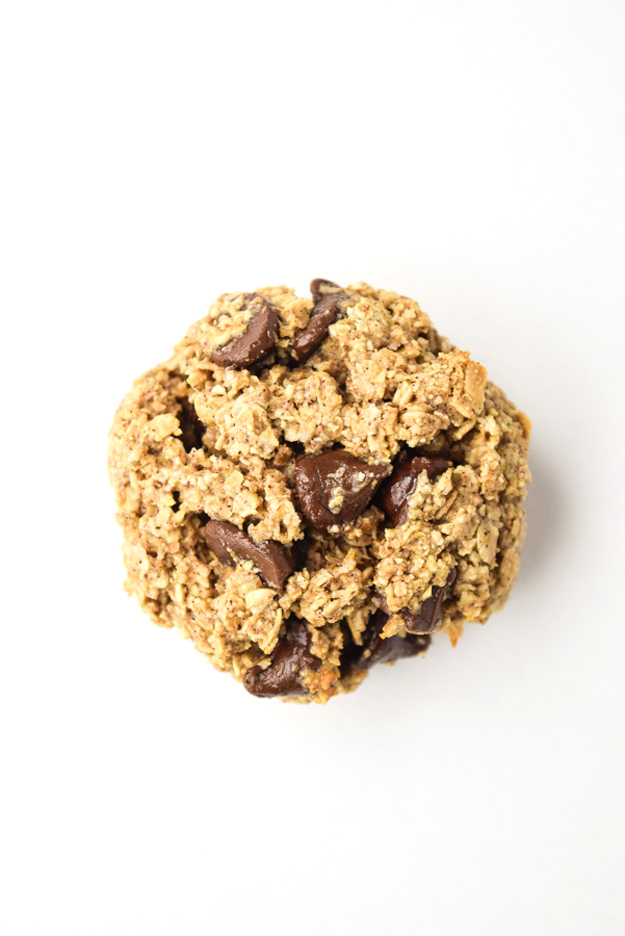 Skinny Oatmeal Chocolate Chip Cookies - these gluten free goodies are packed full of oats and dark chocolate with no refined sugar or flour! | tastythin.com
